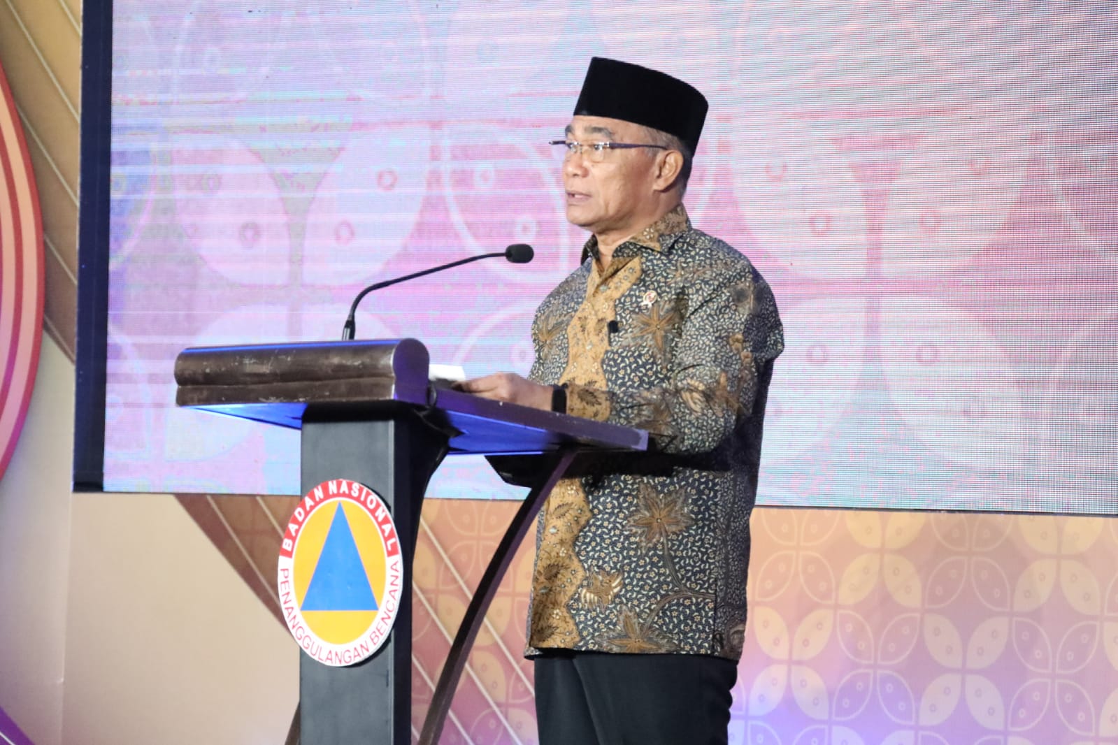Menteri Koordinator Bidang Pembangunan Manusia dan Kemanusiaan (Menko PMK) Muhadjir Effendi saat memberikan sambutan pada Asean Regional Disaster Emergency Response Simulation Exercise (ARDEX-2023) yang dihelat di Daerah Istimewa Yogyarta pada Selasa (1/8).